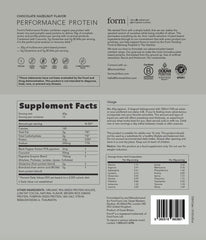 Empaque ecológico de Form Performance Protein sobre mesa, opción sostenible para deportistas