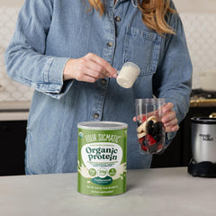 Four Sigmatic envase junto a una mano mostrando tamaño del producto