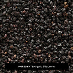 Taza de té preparada con elderberries Frontier Co-op que aporta calidez y aroma