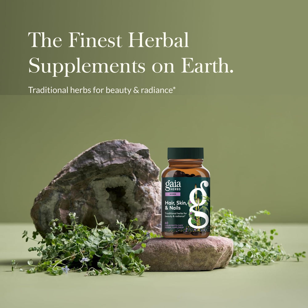 Gaia Herbs cápsulas en mano para visualizar tamaño y facilidad de uso