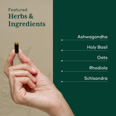 Gaia Herbs Pro mano tomando cápsula para uso diario y conveniencia