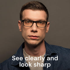Gaoye persona leyendo libro con las gafas y beneficio de mayor claridad en texto impreso