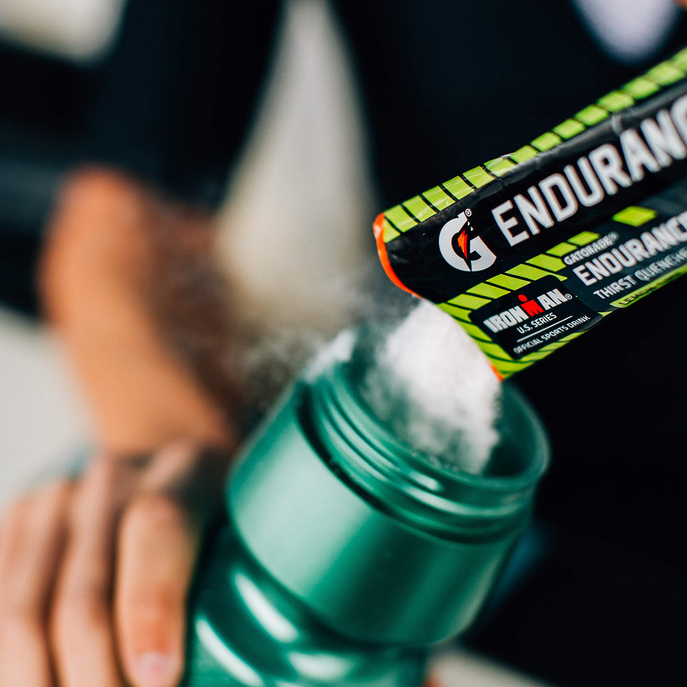 Botella con bebida Gatorade Endurance mezclada, marca visible y refresco hidratante