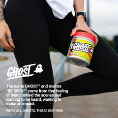 Escena de estilo de vida con GHOST BCAA Lemon Crush junto a equipo de gimnasio para motivación