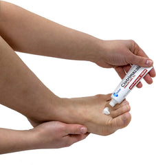 Globe crema clotrimazol comparación de tamaño del tubo de 1 oz para escala práctica