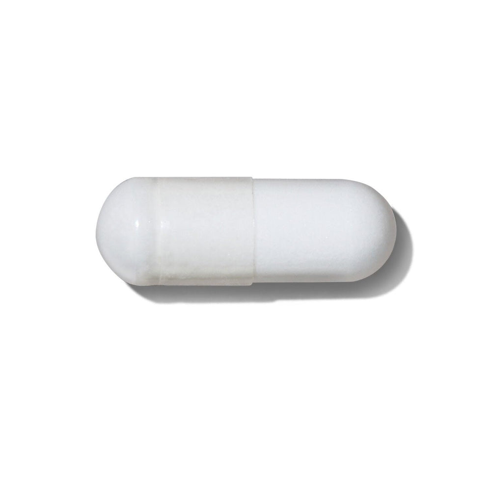 GNC cápsula tomada con agua demostrando uso rápido y práctico