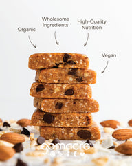 GoMacro barrita en mano para comparar tamaño, ideal para snacks portátiles