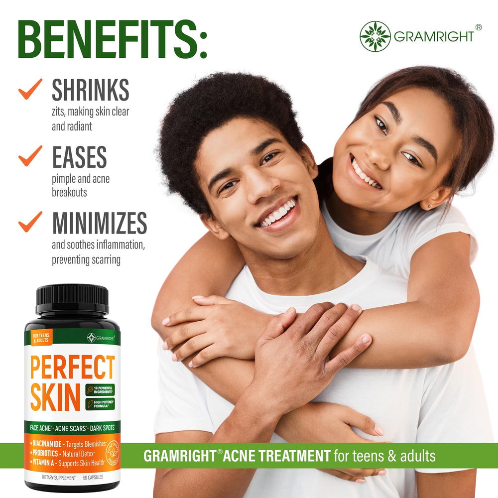 Persona tomando Perfect Skin Pills GRAMRIGHT con un vaso de agua para uso diario