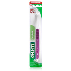 GUM cepillo en uso alcanzando muela trasera beneficiando higiene focal