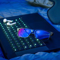 GUNNAR Riot Amber comparación de tamaño junto a regla para escala