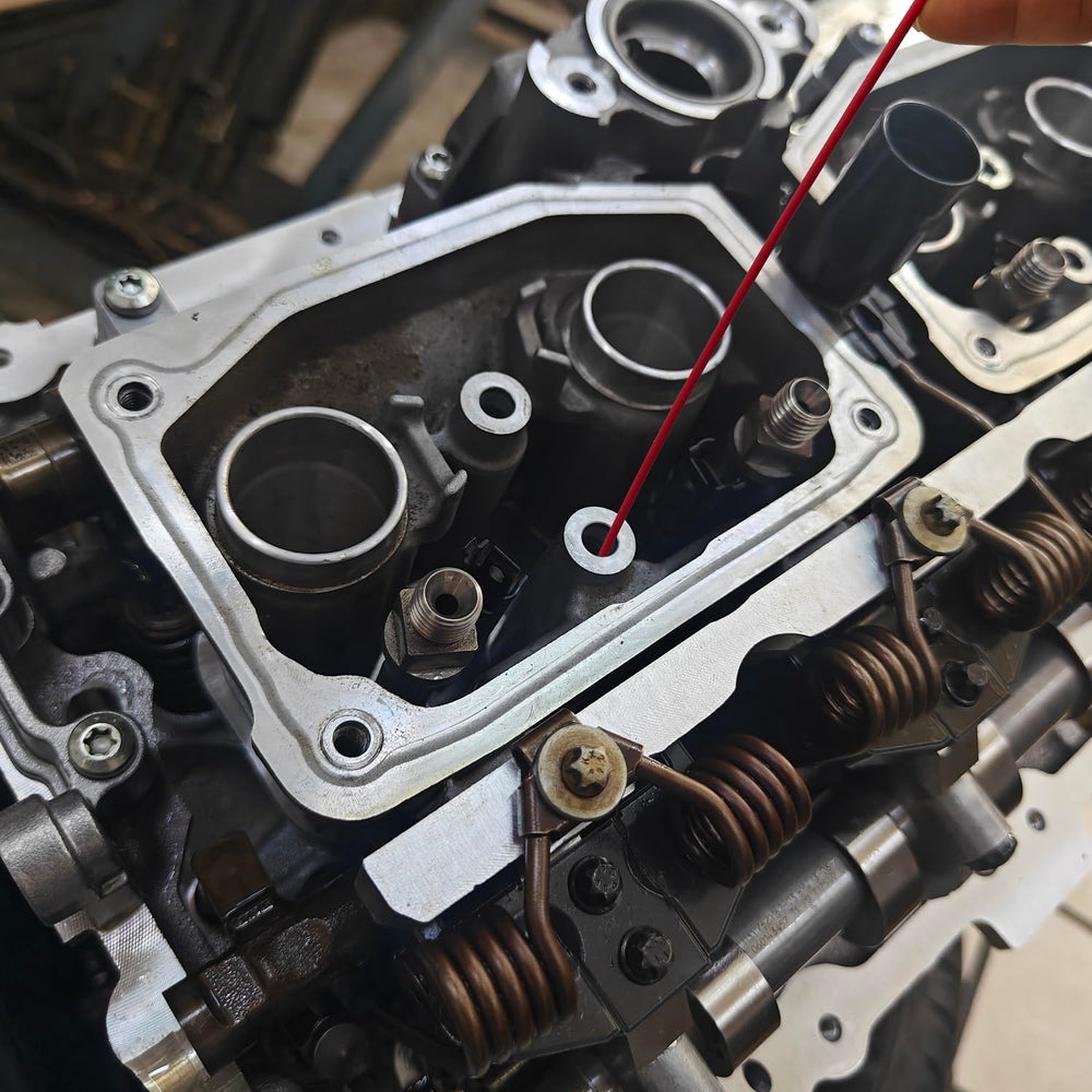 guti-more herramienta flexible en uso dentro de un motor para recuperar un tornillo