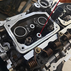 guti-more herramienta flexible en uso dentro de un motor para recuperar un tornillo