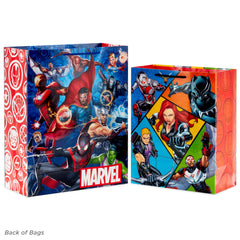 Hallmark bolsas Avengers en uso con regalo grande facilitan entrega festiva