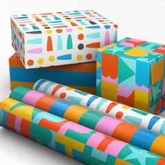 Hallmark vista frontal del empaque con tres mini rollos, práctico almacenamiento