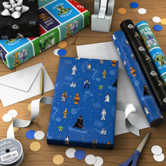 Hallmark paper en uso envolviendo regalo pequeño, acabado profesional