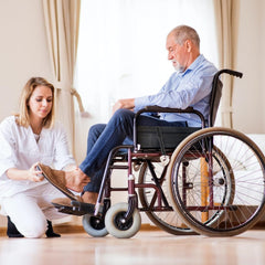 Hariendny extensor usado por cuidador para accionar freno sin agacharse