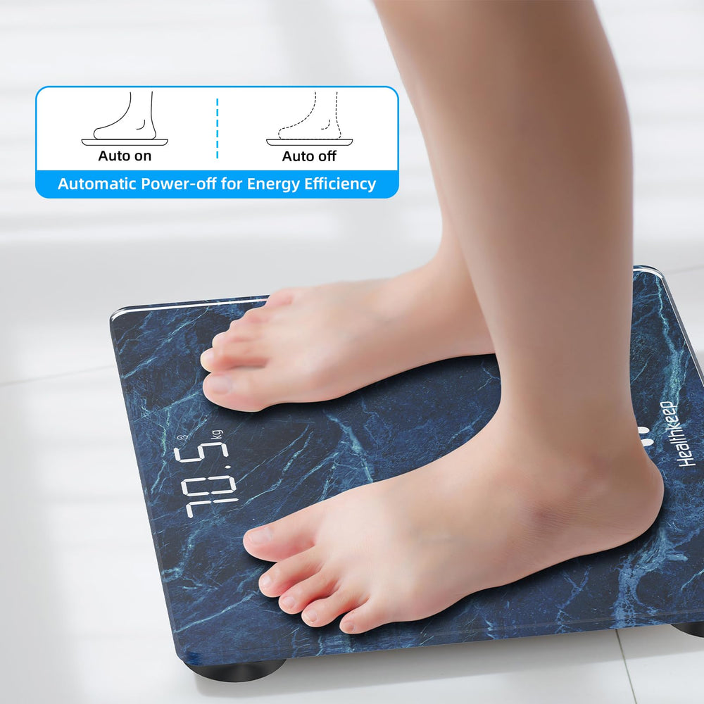 Healthkeep persona pisando la báscula con step-on, uso instantáneo