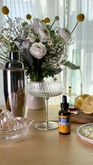 Herb Pharm botella en mano para comparar tamaño y duración