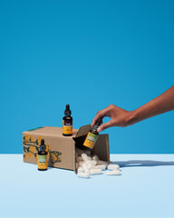Herb Pharm uso en cocina mostrando cómo diluir en jugo para consumo cómodo
