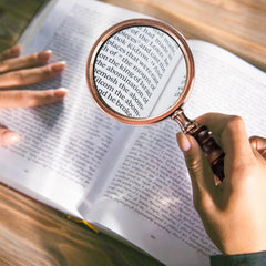 Hiceeden lupa sobre escritorio vintage mejorando estética del ambiente