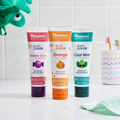 Escena familiar con el pack Himalaya en baño que transmite rutina de cuidado confiable