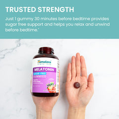 Himalaya gomitas sobre mesita nocturna integradas en rutina relajante