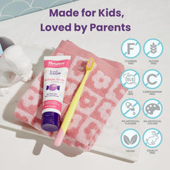 Himalaya niño cepillándose sonriente en baño fomenta hábito saludable