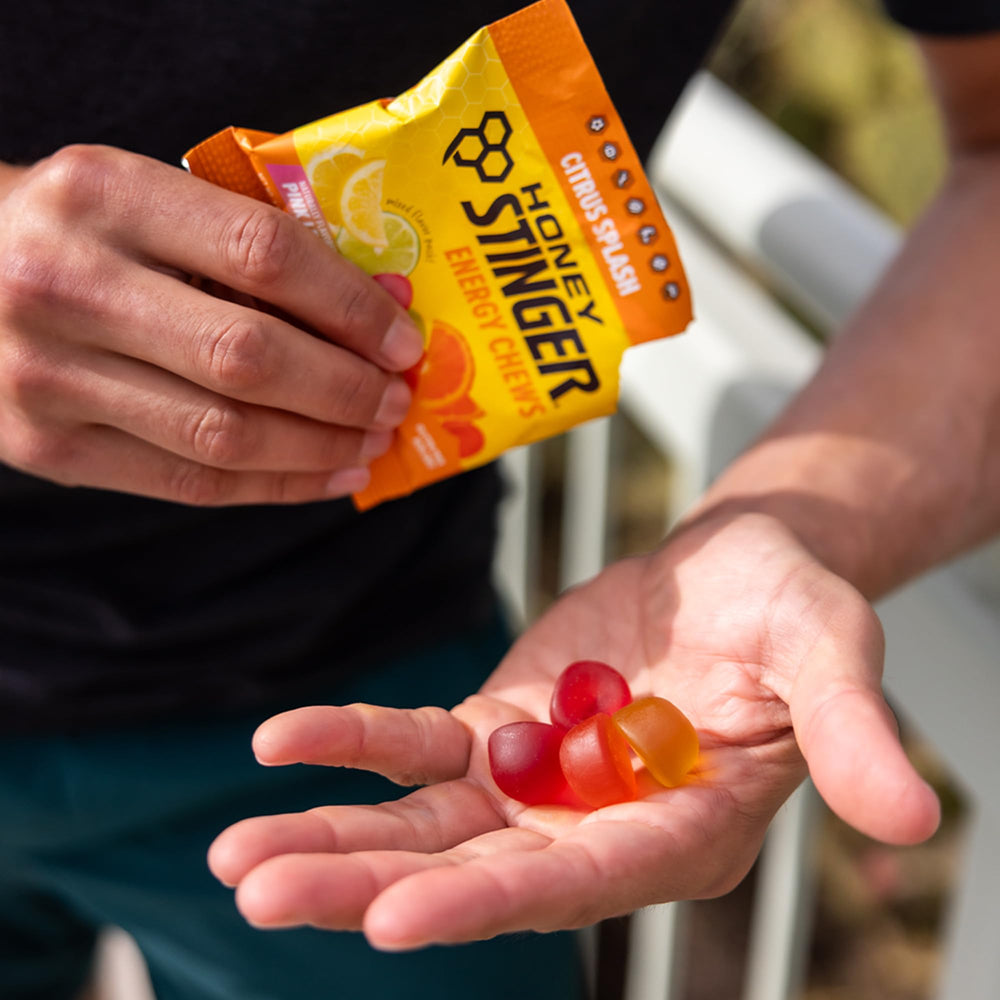 Honey Stinger chews en entorno de gimnasio mostrando beneficio de conveniencia