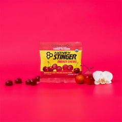 Honey Stinger en mano durante carrera para recargar energía sobre la marcha