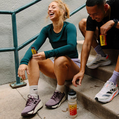 Honey Stinger gel junto a botella de agua en escena de entrenamiento equilibrado