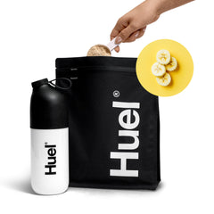 Huel Black Edition Banana junto a plátanos frescos, sabor natural