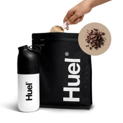 Escena de cocina con Huel Black Edition listo para llevar, Huel ahorra tiempo