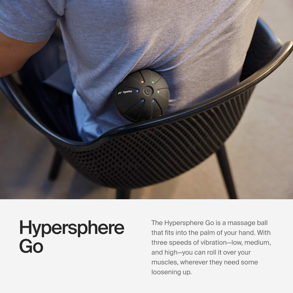 Hyperice Hypersphere Go en mano demostrando portabilidad y uso rápido