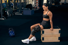 Hyperice X2 Knee embalaje abierto con accesorios incluidos, listo para usar