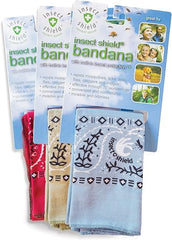 Insect Shield bandana doblada indicando tamaño 22 por 22 pulgadas y versatilidad