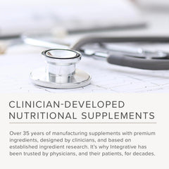 Integrative Therapeutics persona tomando una cápsula en su rutina diaria y comodidad