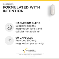 Integrative Therapeutics Tri-Magnesium cápsula en mano para comparar tamaño y facilidad