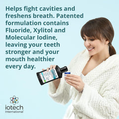 ioTech ioRinse AC en ambiente cotidiano junto a cepillo dental, benefit: frescura para la rutina diaria