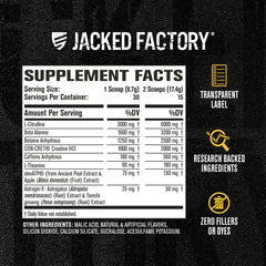 Atleta mezclando Jacked Factory Nitrosurge Build en gimnasio para más potencia en series