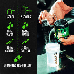 Vaso con Nitrosurge disuelto Jacked Factory energía lista antes de entrenar