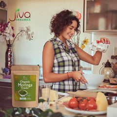 Jiva Organics mascarilla capilar preparada en un cuenco, uso casero