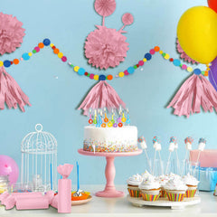 Jkopsnr en mesa de fiesta con decoración rosa, mejora estética de eventos