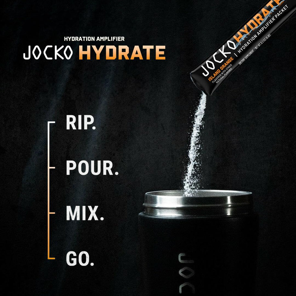 Persona en gimnasio bebiendo Jocko Fuel tras entrenamiento recuperando electrolitos