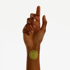 Kind Patches aplicación en brazo mostrando discreción y facilidad de uso