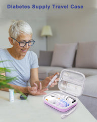 Krypthos comparación con una mano para visualizar tamaño compacto