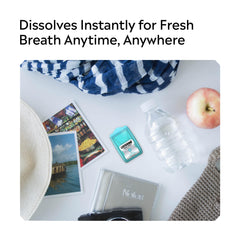 Listerine estuche junto a monedas para comparar tamaño compacto