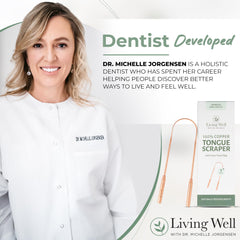 Living Well with Dr. Michelle familia usando rascador para rutina oral diaria