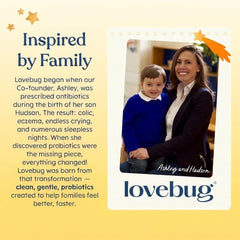 Lovebug botella junto a objetos para comparar tamaño y dosis diaria