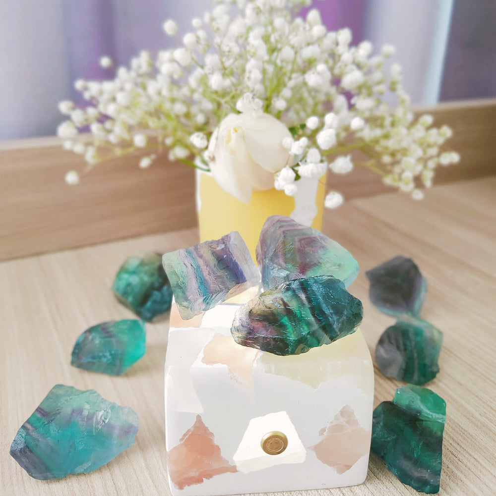 Luckeeper primer plano de textura cruda de fluorita que resalta vetas y aristas