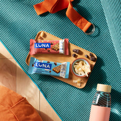 Luna Bar sobre escritorio de oficina como snack rápido y conveniente